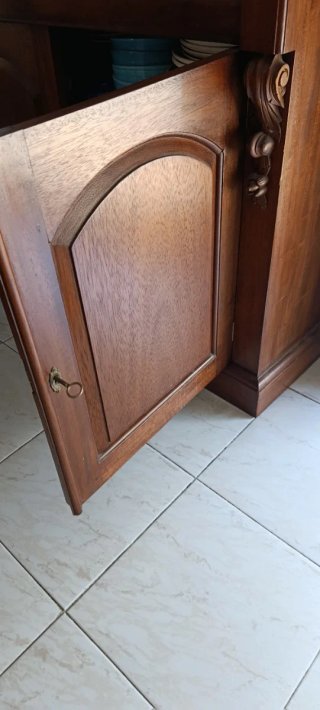 Vitrina de madera y cristal