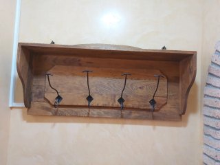 Perchero de madera y metal