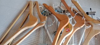 Lote 12 Perchas Madera, Metal y Plástico