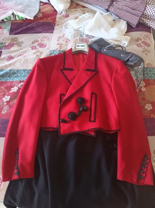 Traje de montería rojo y negro