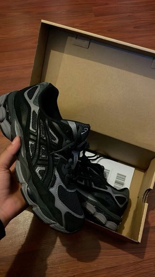 Tênis ASICS preto e cinza