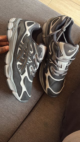 Tênis ASICS preto e cinza