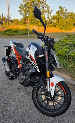 KTM Duke 125 ABS Naked Blanca y Naranja