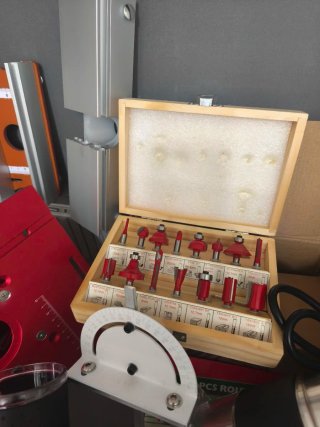 Fresadora con maletín y accesorios