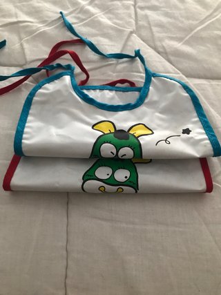 2 Baberos Infantiles Dibujos. PLASTIFICADOS