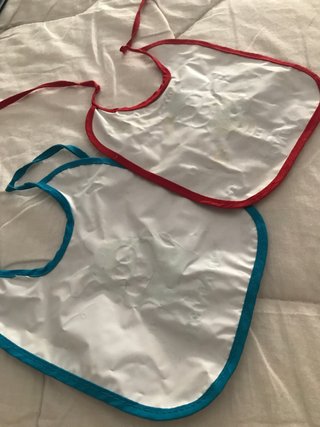 2 Baberos Infantiles Dibujos. PLASTIFICADOS