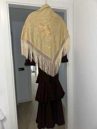 Traje de flamenca con mantoncillo