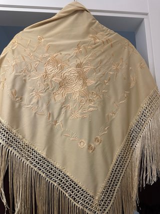 Traje de flamenca con mantoncillo
