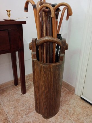 Paragüero de madera antiguo