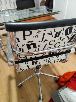 Silla de escritorio con diseño de letras