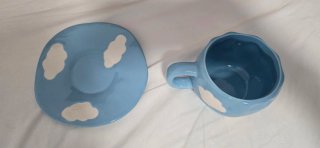 Caneca e pires azul com nuvens