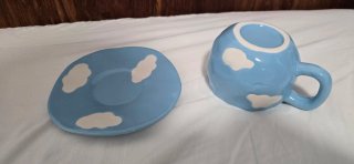 Caneca e pires azul com nuvens