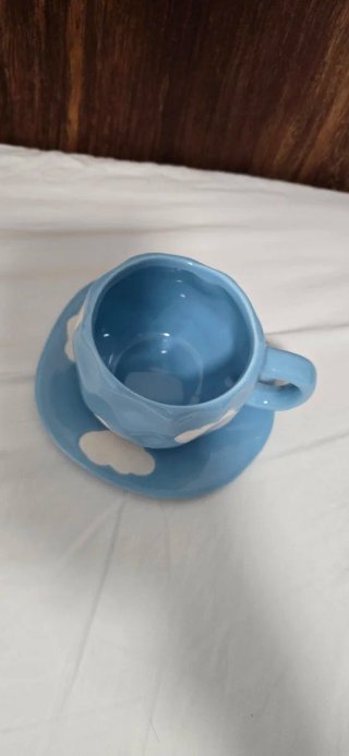Caneca e pires azul com nuvens