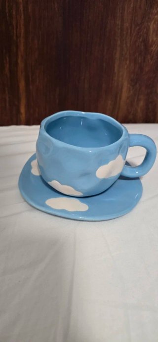 Caneca e pires azul com nuvens