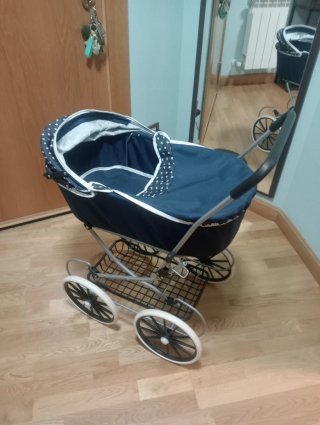 Capazo de muñeca azul con lunares