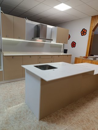 Cocina modular porcelánico beige y blanco