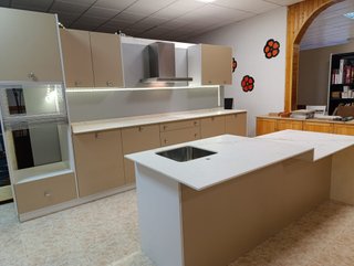 Cocina modular porcelánico beige y blanco