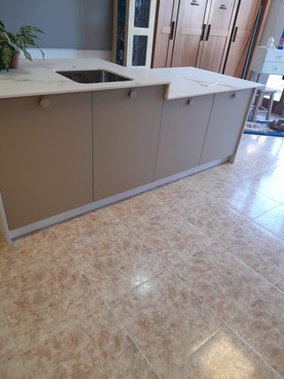 Cocina modular porcelánico beige y blanco