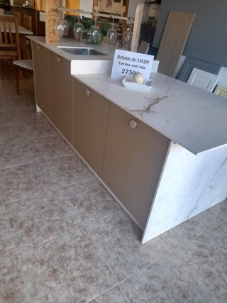 Cocina modular porcelánico beige y blanco