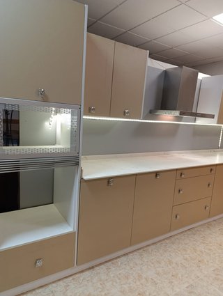 Cocina modular porcelánico beige y blanco