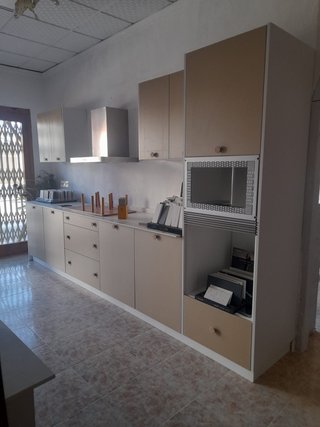 Cocina modular porcelánico beige y blanco