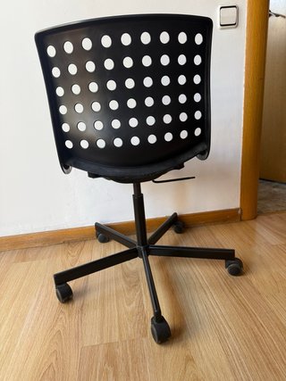 Silla de escritorio negra con ruedas