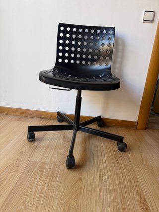 Silla de escritorio negra con ruedas