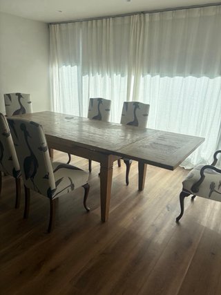 Mesa de comedor de madera natural