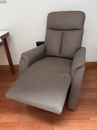 Sillón motorizado levanta persona