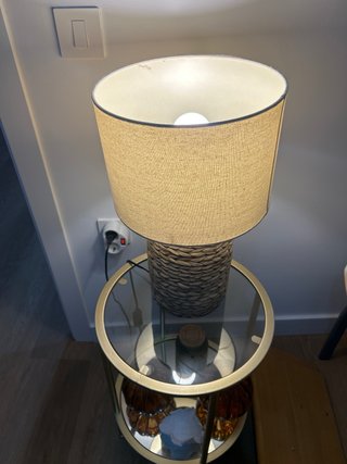 Lámpara de mesa beige y marrón