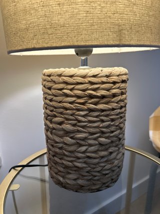 Lámpara de mesa beige y marrón