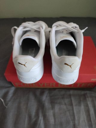 Zapatillas PUMA Shuffle Blancas y Logo Puma dorado