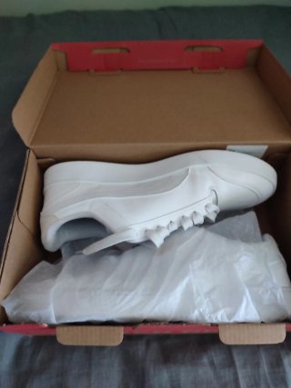 Zapatillas PUMA Shuffle Blancas y Logo Puma dorado