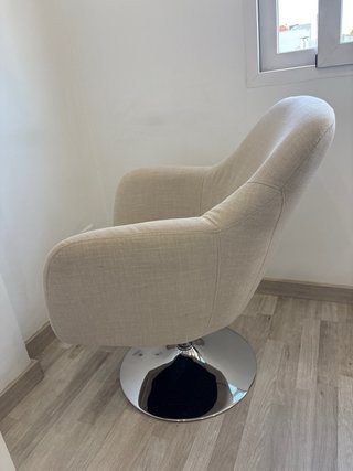 Sillón de diseño beige y plateado
