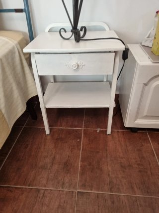 Mesita de noche blanca con cajón