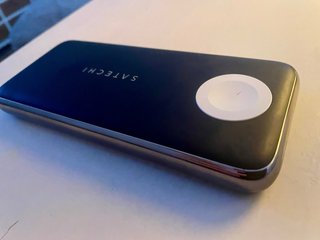 Batería Externa Satechi con cargador apple watch