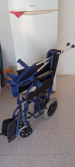 Silla de ruedas y muletas