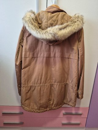 Parka con capucha y pelo