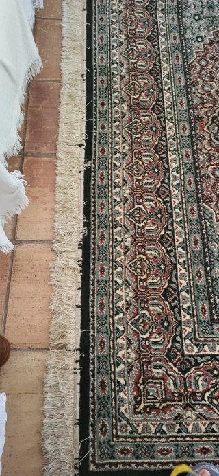 Alfombra de lana negra y roja
