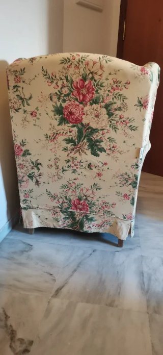 Sillón orejero floral tela