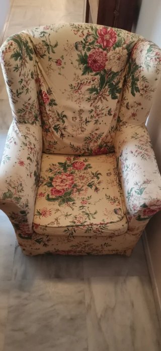 Sillón orejero floral tela