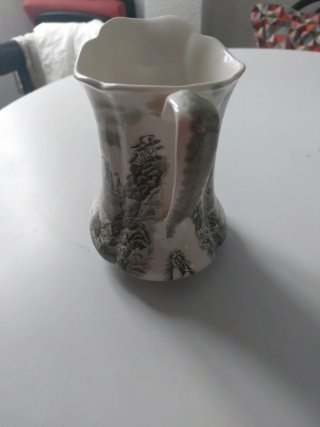 Jarra antigua decorada con castillo