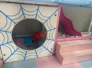 Parque de bolas infantil con colchoneta