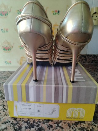 Zapatos de tacón Mariamare dorados