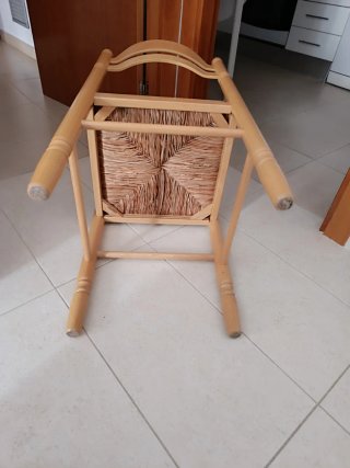 Silla de madera con asiento de ratán