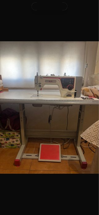 Máquina de coser Alfa.  Comprada en 2022