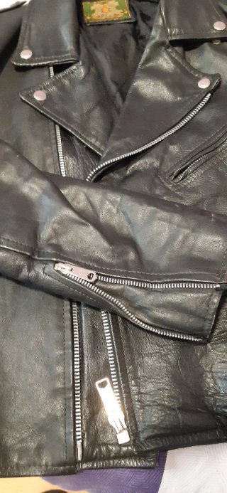 Chaqueta de piel cruzada negra