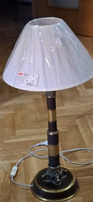 Lámpara de mesa de bronce con tulipa beige