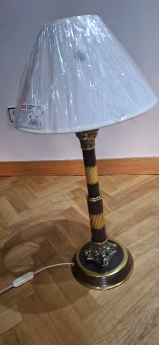 Lámpara de mesa de bronce con tulipa beige