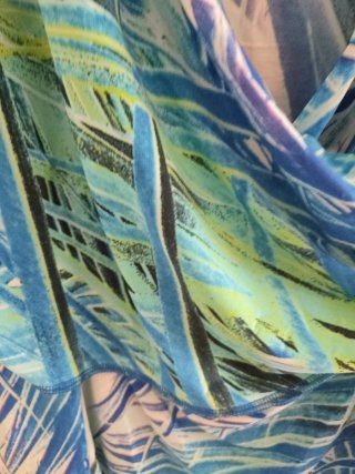 Blusa Punto Roma manga corta estampado tropical